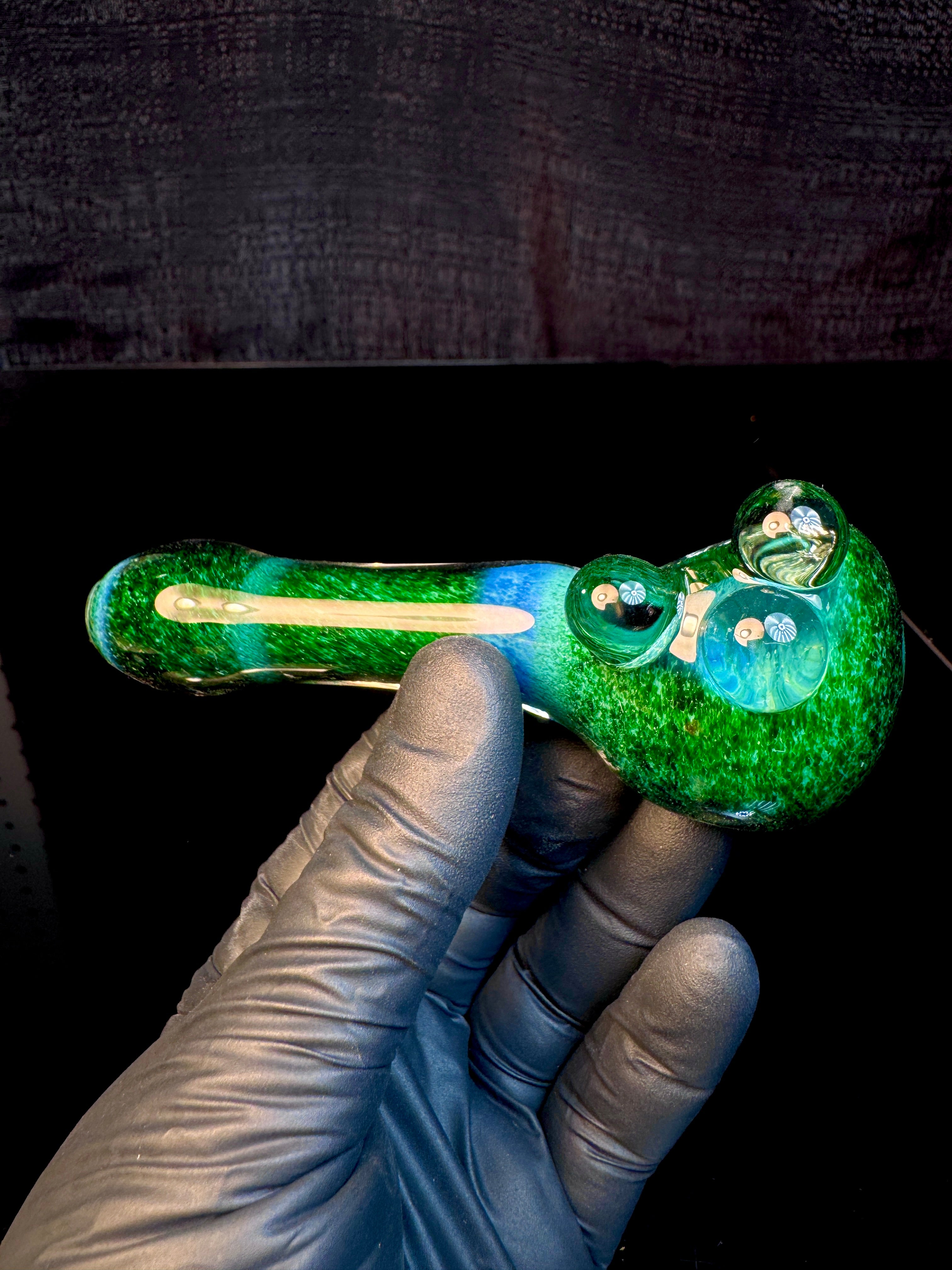 Exp over white pipe